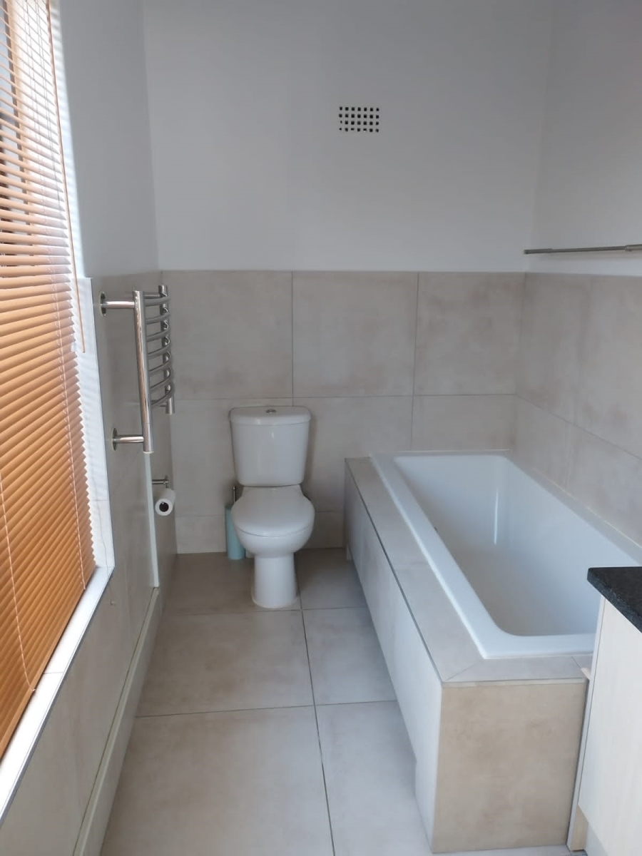 To Let 3 Bedroom Property for Rent in Lionviham Western Cape